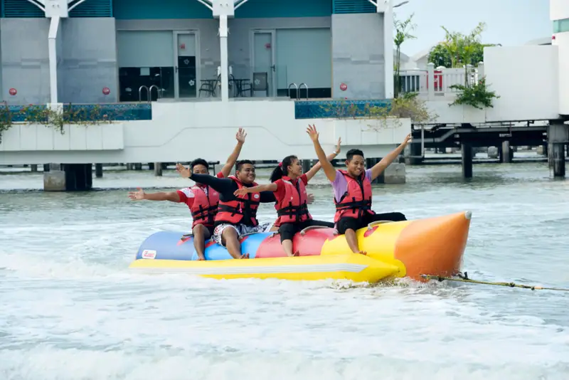 Banana boat di pantai resor