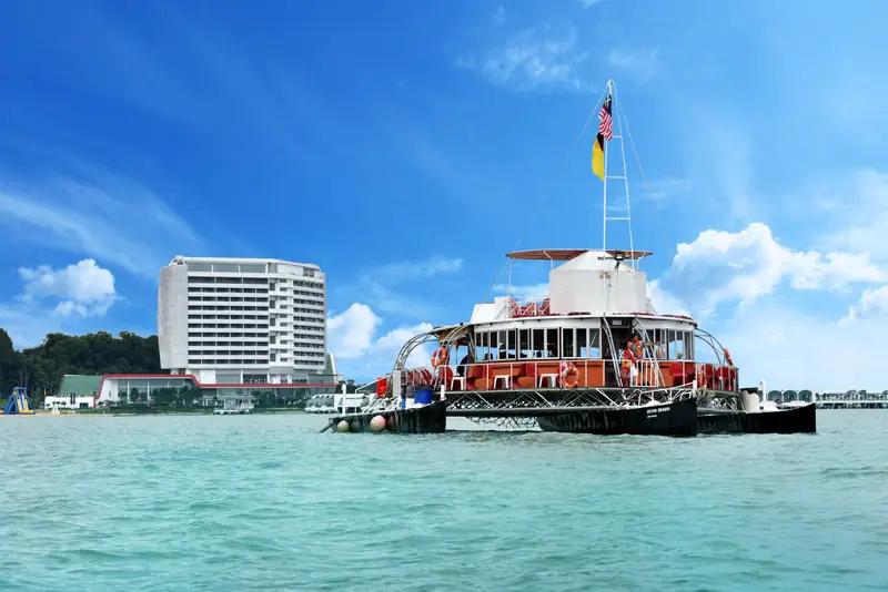 Kapal pesiar resor di Selat Malaka