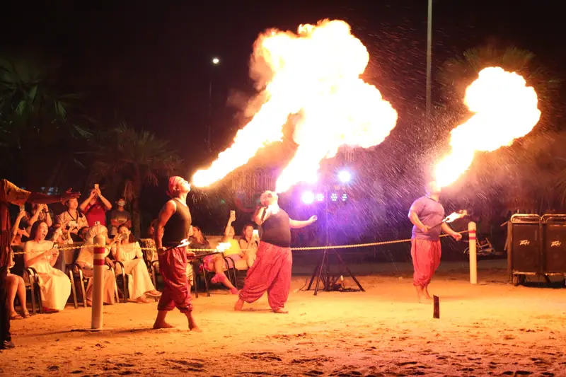 Pertunjukan api di pantai pada malam hari