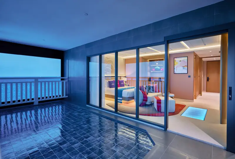 Kolam renang pribadi villa Type A dari dalam ruangan